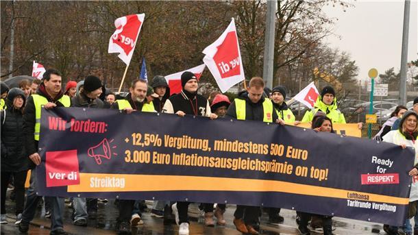 Verdi wertet Warnstreik bei Lufthansa als großen Erfolg Kundgebung der Gewerkschaft Verdi in Frankfurt am Main.