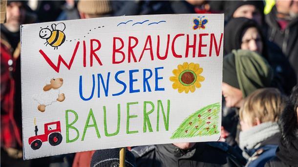 Kundgebung des Verbands der Freien Bauern gegen die Subventionskürzungen in der Agrarwirtschaft vor dem Brandenburger Tor.