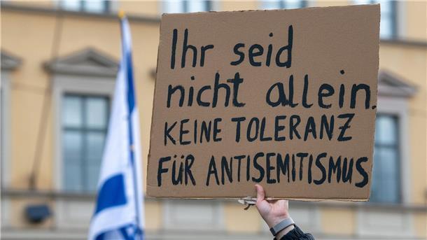 Fast 1000 antisemitische Vorfälle dokumentiert Kundgebung für Israel in München : „Ihr seid nicht allein. Keine Toleranz für Antisemitismus“.