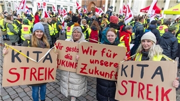 Kundgebung in der Innenstadt von Schwerin. Zahlreiche Beschäftigte des öffentlichen Dienstes haben im Nordosten Mecklenburg-Vorpommerns die Arbeit kurzzeitig niedergelegt.
