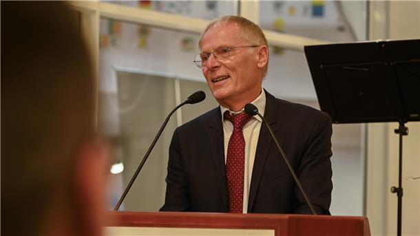 43. Kreishandwerkertag: Energiewende soll großes Thema werden Der ehemalige Präsident der Bundesnetzagentur Jochen Homann am Rednerpult beim Kreishandwerkertag in Rotenburg