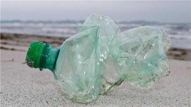Plastikmüll ließe sich durch vier Schritte stark verringern Kunststoff in Meeren stellen ein globales Problem dar.