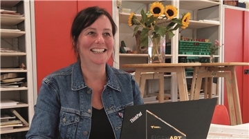 Kunsttherapeutin Anja Schlesselmann-Janssen, Projektleitung EigenArt-Kunstraum, freut sich auf die Vernissage, die am Freitag um 17 Uhr stattfindet.