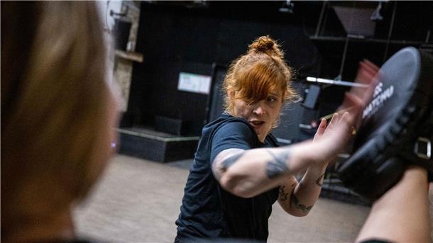 Gegen den Hass - Selbstverteidigung für queere Menschen Kurs-Trainerin Valerie Banik führt im Queeren Nachtclub „SchwuZ“ Techniken zur Selbstverteidigung vor.