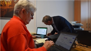 Ein Computer-Anfängerkursus für Senioren findet derzeit im Hagener Verein Nestwerk statt. Teilnehmerin Gabriele Lübken macht erste Erfahrungen mit einer Internet-Suchmaschine. 