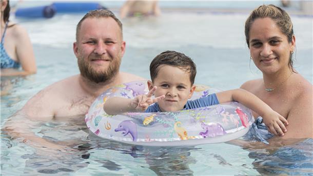 Kurz durchschnaufen im kühlen Nass: Familienzeit im Wasser.