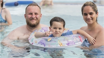 Kurz durchschnaufen im kühlen Nass: Familienzeit im Wasser.