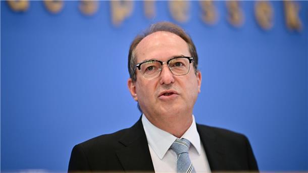 Dobrindt: 12.000 Zurückweisungen an den Grenzen seit Mai Kurz nach Amtsantritt hatte Dobrindt im Mai die Kontrollen an den deutschen Außengrenzen verstärkt. (Archivbild)