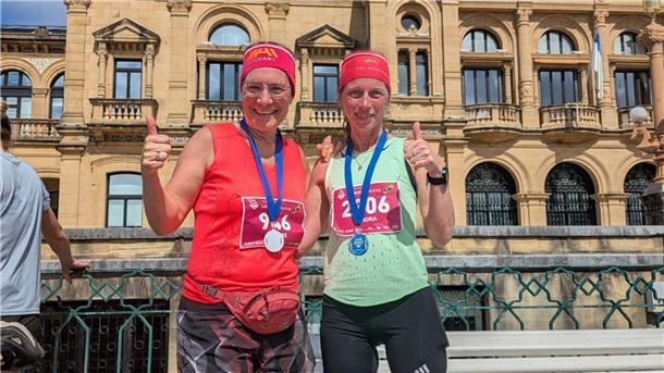 Tapas, Tempo & Traumkulisse - Sandra Sahlmann läuft Halbmarathon in Spanien Zwei Frauen in Sportkleidung vor altem Gebäude