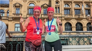 Zwei Frauen in Sportkleidung vor altem Gebäude