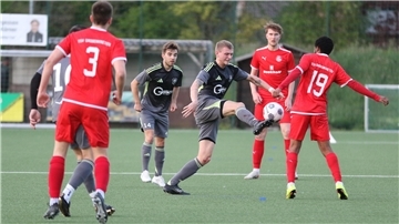 Eine Spielszene aus dem Fußball-Bezirksligaspiel TSV Abbehausen gegen TSV Großenkneten mit Bjarne Böger am Ball.