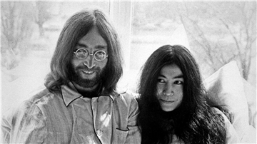 Kurz nach ihrer Hochzeit geben der ehemalige Beatle John Lennon und seine Frau, die japanische Künstlerin Yoko Ono, am 25. März 1969 in einem Bett im Hilton Hotel in Amsterdam sitzend eine Pressekonferenz. Das prominente Paar verbrachte eine Woche in diesem Hotelbett, um damit gegen die Gewalt in der Welt und für den Frieden zu demonstrieren.
