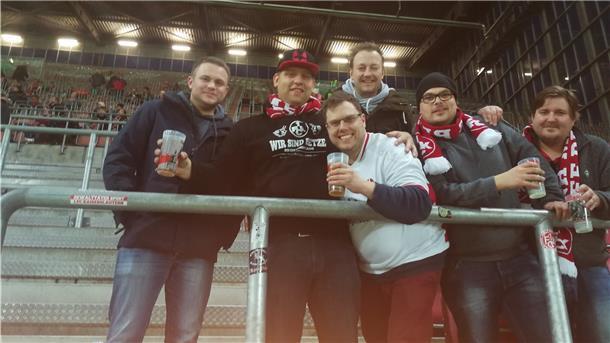 Kurz vor dem Beginn der Corona-Pandemie waren Arne Pauls (2.v.l.) und dessen Freunde noch auf dem Betzenberg zu Gast, um den 1. FC Kaiserslautern anzufeuern.