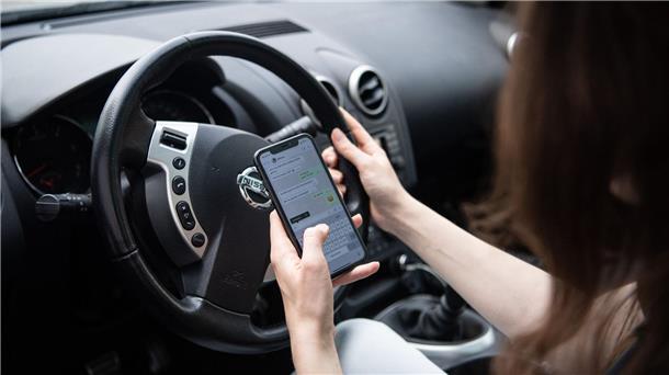 Handy am Steuer? Polizei kontrolliert vermehrt Kurzer Blick aufs Handy: Unaufmerksamkeit ist laut Unfallforschern eine der häufigsten Unfallursachen. (Symbolbild)