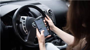 Handy am Steuer? Polizei kontrolliert vermehrt Kurzer Blick aufs Handy: Unaufmerksamkeit ist laut Unfallforschern eine der häufigsten Unfallursachen. (Symbolbild)