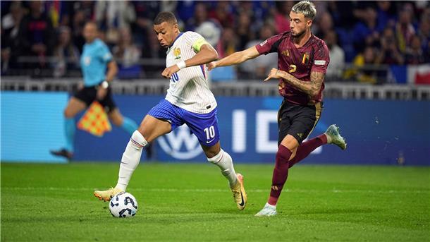 Kylian Mbappé (l) kehrt für die letzten beiden Nations-League-Spiele nicht in den Kader von Vizeweltmeister Frankreich zurück.
