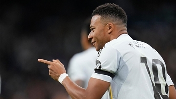 Kylian Mbappé (r) brachte Real Madrid mit seinen Toren auf Siegkurs gegen Valencia.