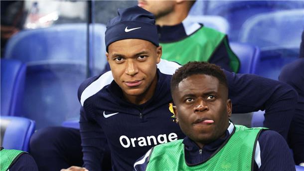 Frankreich-Coach Deschamps: Habe Pfiffe nicht mitbekommen Kylian Mbappé stand nicht in der Startformation.