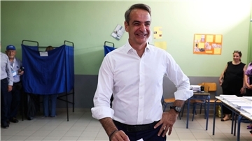Kyriakos Mitsotakis gibt in einem Wahllokal seine Stimme ab.