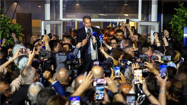 Wahlmarathon - Warum die Griechen wieder an die Urnen müssen Kyriakos Mitsotakis, griechischer Ministerpräsident und Vorsitzender der Partei Nea Dimokratia (ND, Neue Demokratie), vor der Zentrale seiner Partei in Athen.