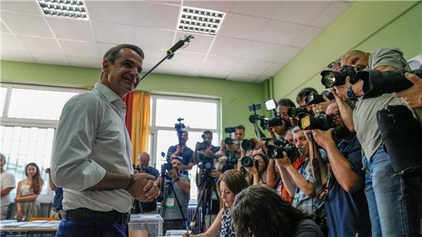 Konservative in Griechenland bleiben an der Regierung Kyriakos Mitsotakis (l), Vorsitzender der Mitte-Rechts-Partei Neue Demokratie, gibt in einem Wahllokal seine Stimme ab.