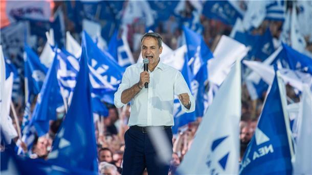 Konservative in Griechenland bleiben an der Regierung Kyriakos Mitsotakis, Vorsitzender der konservativen Partei „Neue Demokratie“, spricht während einer Wahlkampfveranstaltung im Zentrum der griechischen Hauptstadt zu seinen Anhängern.