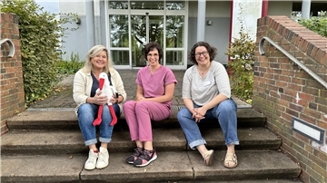 Laden zum Weltstilltag ein (von links): Die Koordinatorin des Familienzentrums Nadine Klodwig, die Leitende Hebamme Mareen Kristin Michaelis und Maike Oltmanns, Stationsleitung der Wochenstation.