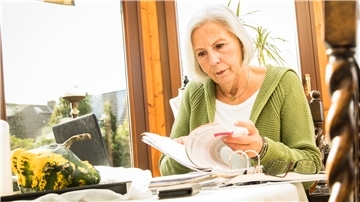 Lästiger Papierkram? Wer gut in die Rente kommen will, sollte alle Unterlagen parat haben und den Wechsel in den Ruhestand gut vorbereiten.