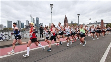 Bilder des Tages Läufer überqueren die Alte Brücke, im Hintergrund ist die Skyline zu sehen. Der Frankfurt-Marathon ist der älteste City-Marathon Deutschlands.