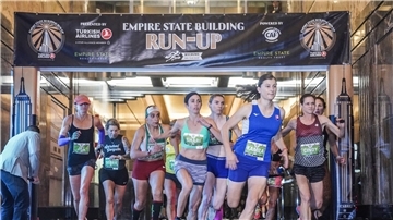 Läuferinnen starten zum Treppenlauf im Empire State Building.
