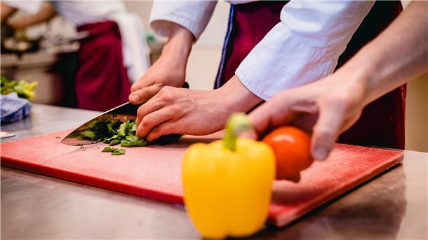 Läuft im Turbogang: Gemüseschneiden - bei Küchen-Profis sitzt jeder Handgriff. Es gibt nur zu wenige, die den Küchen-Job machen wollen, sagt die Gastro-Gewerkschaft NGG.