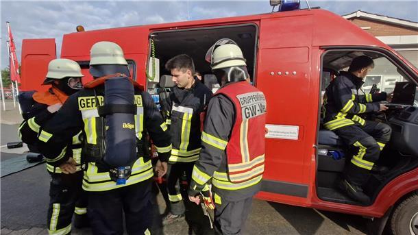 Lagebesprechung: Da die Herkunft des Geruchs unklar blieb und auch andere Stoffe neben Erdgas oder Propangas nicht ausgeschlossen werden konnten, wurde der ABC-Erkunder der Kreisfeuerwehr nachalarmiert.