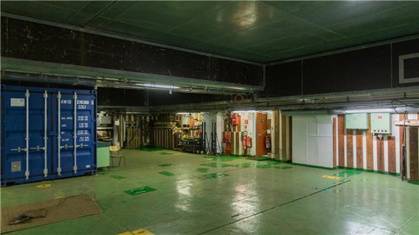 OP-Saal, Kachelofen, Pinguin-Deko: Blick ins Innere der „Polarstern“ Lagerraum an Bord der „Polarstern“ – Stauraum für Container und Ausrüstung.