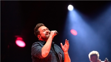 Sänger Laith Al-Deen singt auf der Bühne