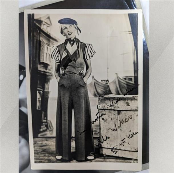 Lale Andersen ist eine echte Bremerhavener Deern, geboren als Liese-Lotte Helene Berta Bunnenberg in Lehe - und sie sang im Matrosenlook nicht nur "Lili Marleen", sondern auch das Lied von "Hein Mück aus Bremerhaven"