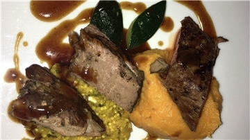Lammvariation auf Süßkartoffelpüree und Minzcouscous, zubereitet im Restaurant Culinaria.