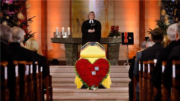 Bewegender Abschied von Wolfgang Schäuble in der Heimat Landesbischöfin Heike Springhart leitet den Gottesdienst bei der Trauerfeier für Wolfgang Schäuble in der evangelischen Stadtkirche von Offenburg.