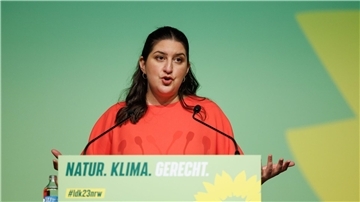 Landesvorsitzende Yazgülü Zeybek spricht beim Landesparteitag von Bündnis 90/Die Grünen Nordrhein-Westfalen.