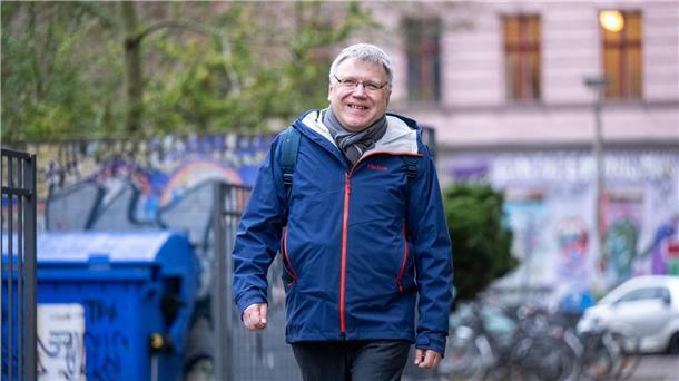 Wiederholungswahl in Berlin: Geringere Beteiligung Landeswahlleiter Stephan Bröchler kommt zur Stimmabgabe in ein Wahllokal im Berliner Bezirk Pankow.
