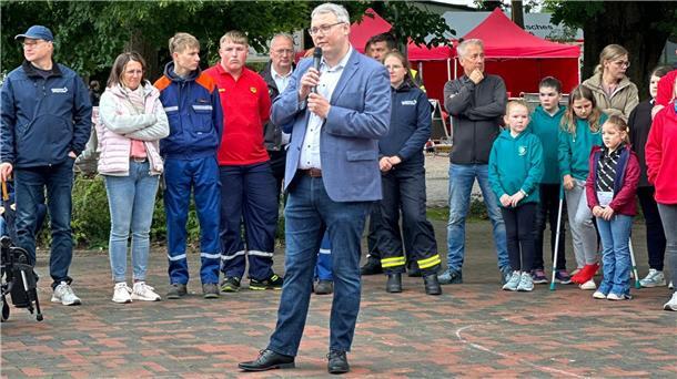 Beim Bremervörder Stadtfest wälzen sich die Besuchermassen durch die Ostestadt Landrat Marco Prietz eröffnete mit Blaulichtmeile gemeinsam mit Polizeichef Gerd Groeneveld, Stadtbrandmeister Nils Schwarz und Ordnungsamtsleiter Ricardo Döscher.