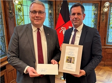 Landrat Marco Prietz (links) hat am Montag dem niedersächsischen Ministerpräsidenten Olaf Lies in Hannover ein Schreiben und eine Petition der Arbeitsgemeinschaft Osteland samt Unterschriftenliste zum Erhalt des Bremervörder Ostewehrs überreicht.