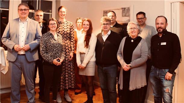 Landrat Marco Prietz mit den aktuellen Medizinstipendiatinnen und Ärzten aus dem Landkreis.
