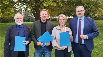 Landrat Marco Prietz (rechts) ehrte Kurt Massmann, Dr. Henning Müller und Elke Twesten (von links).