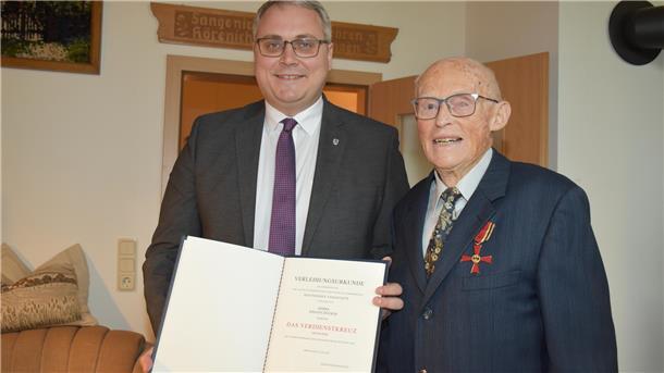 Bundesverdienstkreuz für Johann Dücker - Erinnerung an NS-Unrecht wach gehalten Landrat Marco Prietz und Johann Dücker (90). Dücker wurde für seinen Einsatz für zwei in Basdahl ermordete KZ-Häftlinge und seinen Beitrag zur deutschen Erinnerungskultur mit dem Bundesverdienstkreuz ausgezeichnet.
