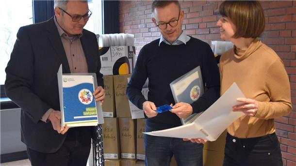 Präsentierende mit den Informationsmappen