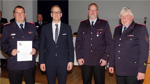 Landrat Stephan Siefken (2. Von links) beförderte Ralf Hoyer (links) vom 1. Hauptbrandmeister in den Dienstgrad des Kreisbrandmeisters. Mit ihm freuen sich Vorgänger Heiko Basshusen (rechts) und der 2. Stellvertretende Kreisbrandmeister Thomas Hülsebusch.