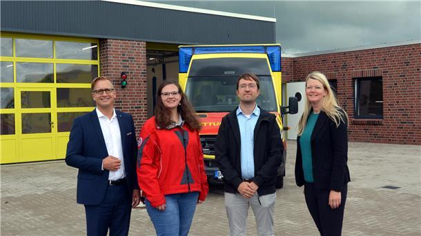 Hier gibt es in der Wesermarsch jetzt eine neue Rettungswache Landrat Stephan Siefken, Kristina Schünemann (Johanniter), Valentin Wendt (Rettungsdienst) und Kreisrätin Maren Würger (von links) bei der Inbetriebnahme der neuen Rettungswache.