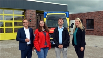 Landrat Stephan Siefken, Kristina Schünemann (Johanniter), Valentin Wendt (Rettungsdienst) und Kreisrätin Maren Würger (von links) bei der Inbetriebnahme der neuen Rettungswache.