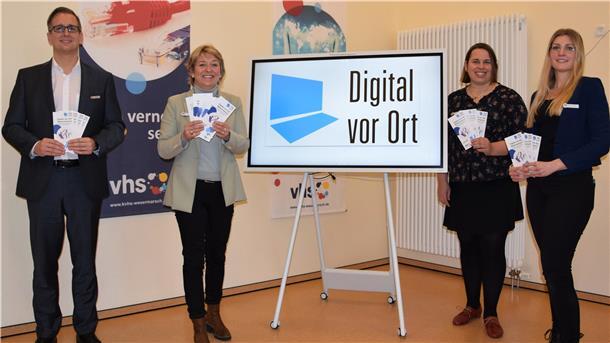 Landrat Stephan Siefken, KVHS-Geschäftsführerin Ulrike Michalzik und die Mitarbeiterinnen Anke Renken und Mailin Kasemir (von links) freuen sich, dass das kostenlose Schulungsprogramm für Ehrenamtliche „Digital vor Ort“ jetzt beginnen kann.