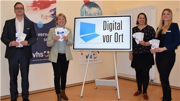Landrat Stephan Siefken, KVHS-Geschäftsführerin Ulrike Michalzik und die Mitarbeiterinnen Anke Renken und Mailin Kasemir (von links) freuen sich, dass das kostenlose Schulungsprogramm für Ehrenamtliche „Digital vor Ort“ jetzt beginnen kann.